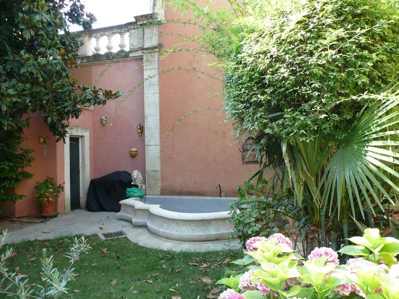 Avignon centre historique à vendre maison de ville avec jardin et piscine au calme