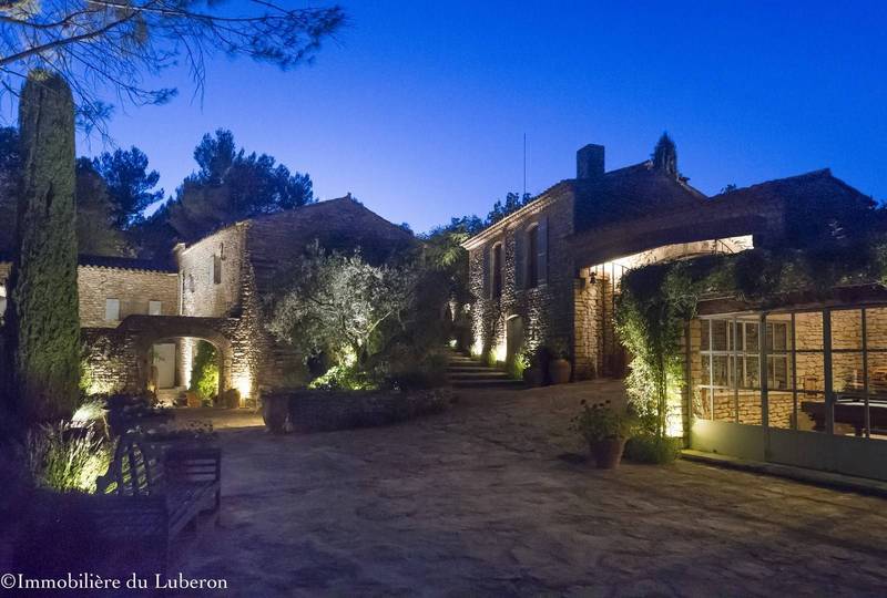 à vendre à Ménerbes avec superbe vue sur la montagne du luberon