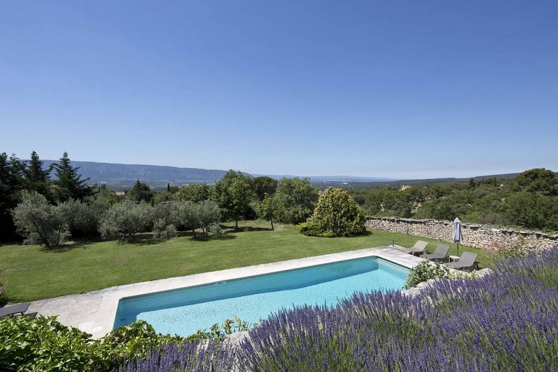 Vue panoramique depuis cette propriété de prestige en vente à Gordes