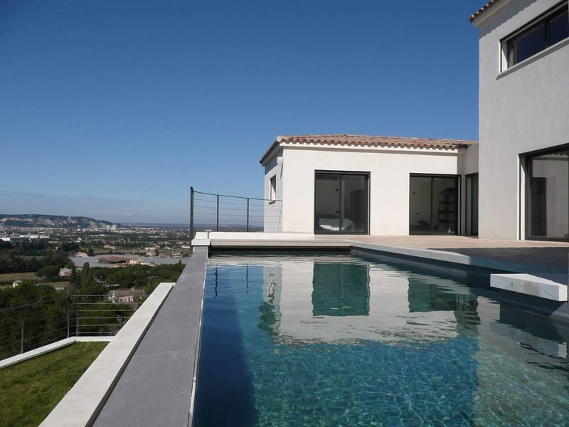 Maison moderne avec bassin de nage à débordement