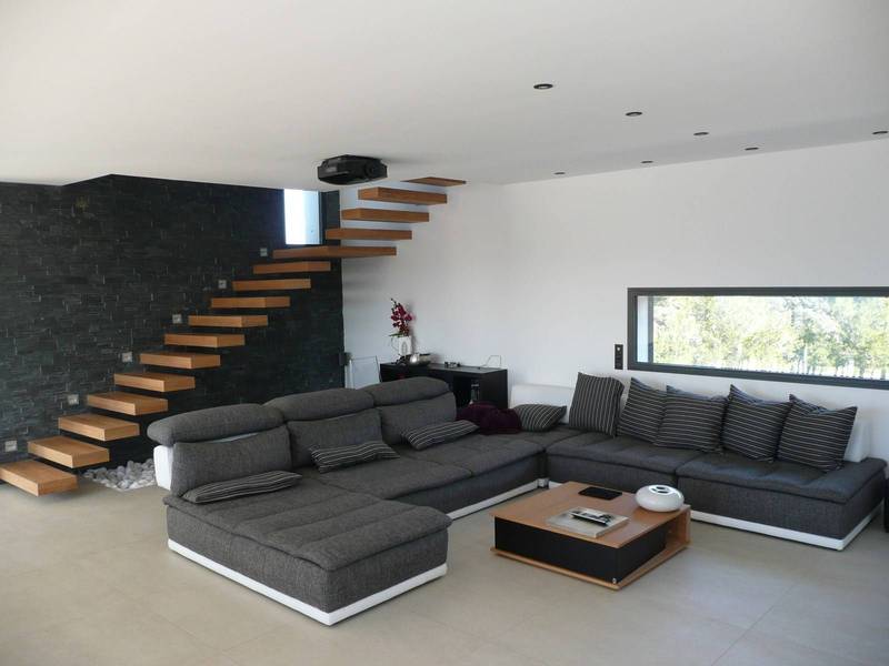 Espace de vie salon avec cheminée dans cette maison contemporaine dans le Luberon