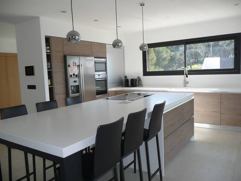 Vaste cuisine connectée dans cette maison d'architecte dans le Luberon