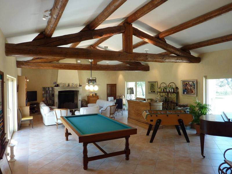 grande pièce de reception dans ce mas en vente à Bonnieux