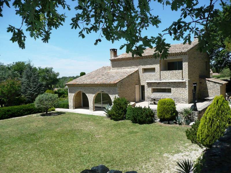 Maison moderne en pierre en vente face au Luberon