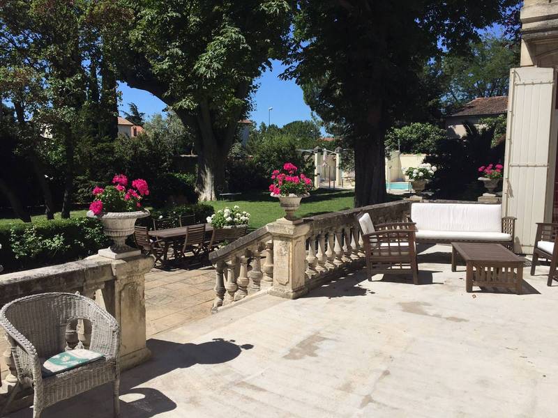 Terrasse et parc arboré dans cette propriété à vendre à Avignon