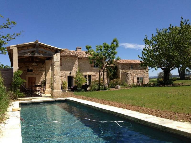 Mas entièrement restauré en vente à Lacoste