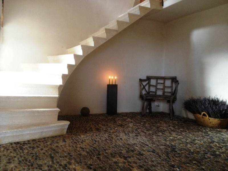 Mas restauré à vendre à Lacoste dans le Luberon avec une superbe vue sur le chateau du Marquis de Sade