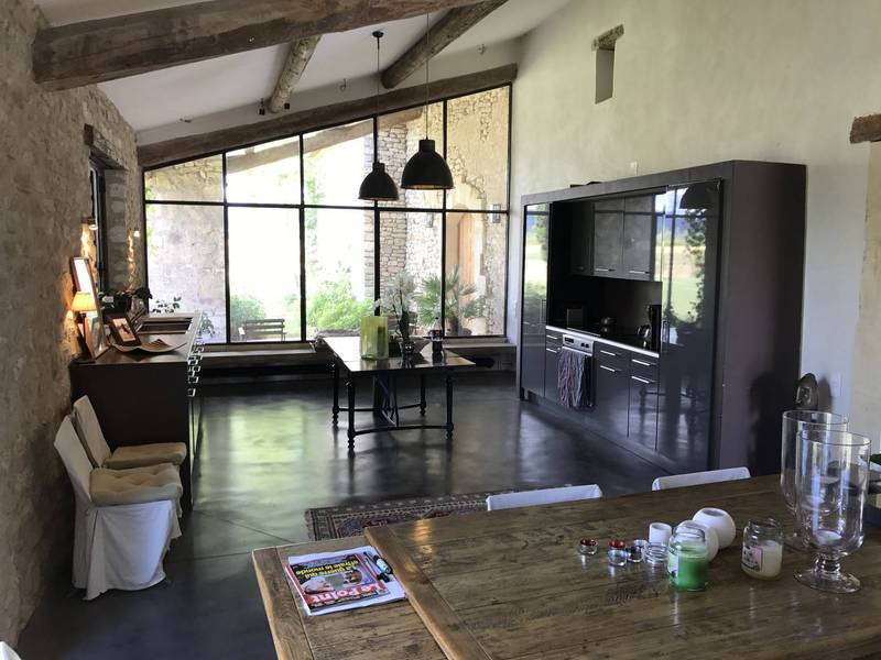Décoration contemporaine dans cette ancienne ferme rénovée proche de Bonnieux