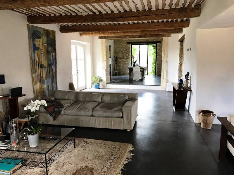 Grandes pièce de reception dans ce mas restauré à Lacoste