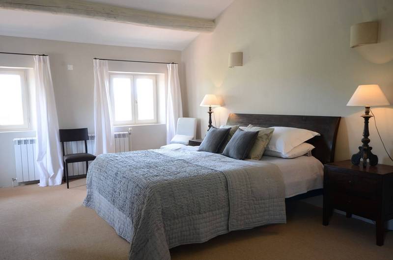 Propriété de prestige à vendre à Gordes avec 4 maisons et 4 piscines