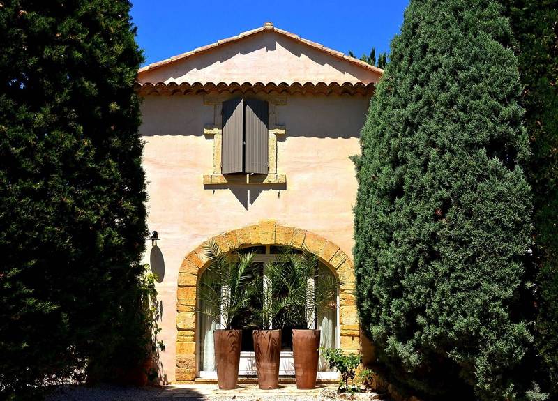 Propriété de prestige à vendre à Gordes avec 4 maisons et 4 piscines