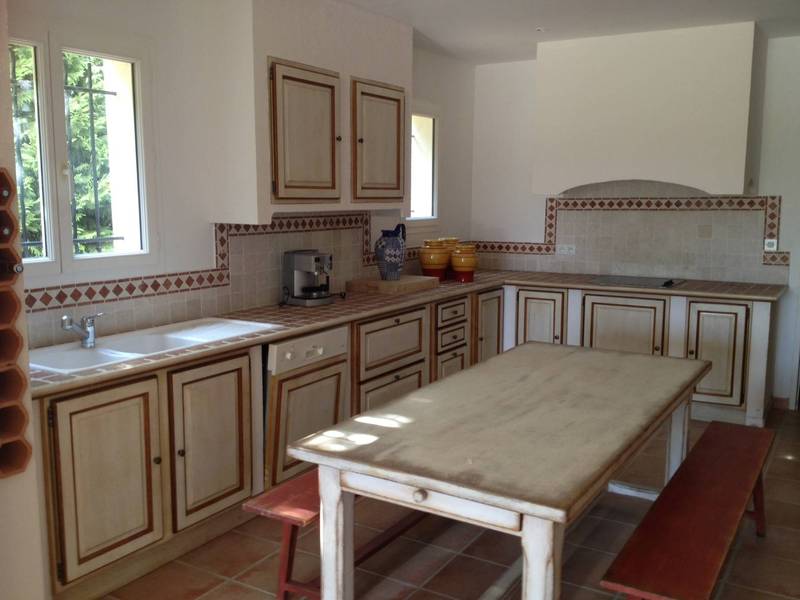 cuisine entièrement équipée dans cette maison avec vue à vendre dans le Luberon