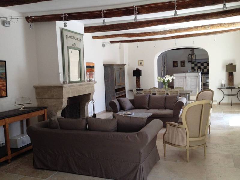 A vendre demeure de village avec espace vie salon salle à manger cuisine équipée ouverte avec cheminée