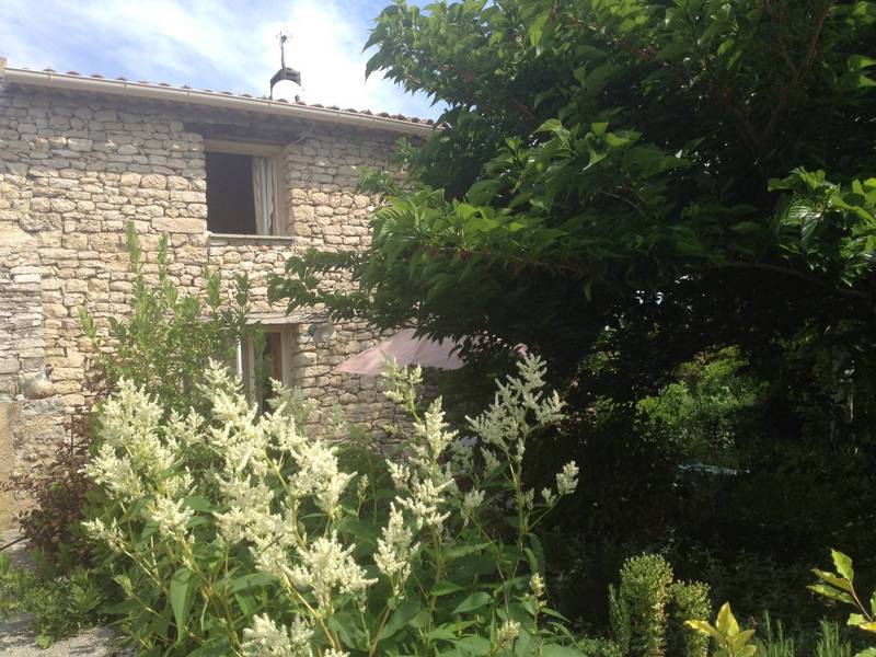 Maison de hameau à vendre dans le Luberon avec piscine en copropriété
