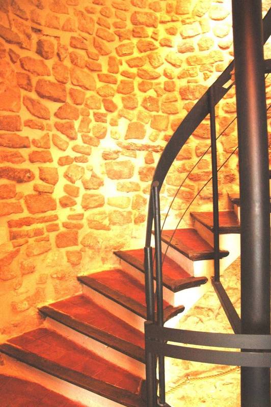 Maison de Ville à vendre à Pernes les Fontaines entièrement restaurée avec 2 terrasses et un garage