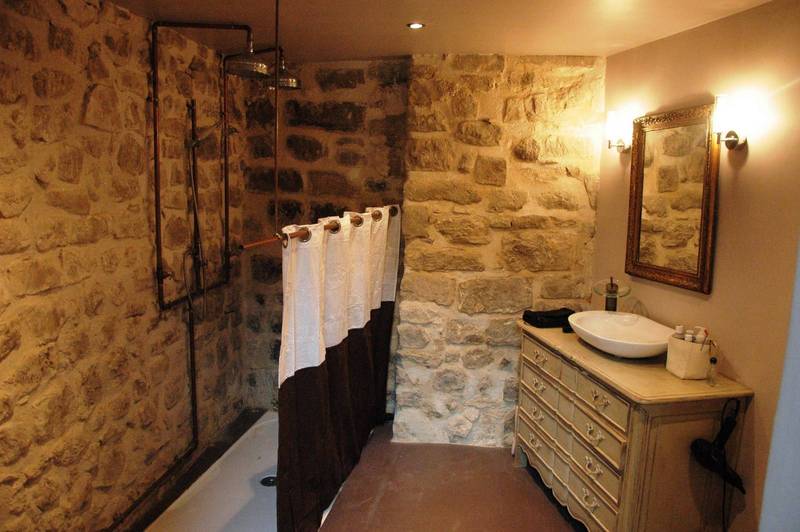 Maison de Ville à vendre à Pernes les Fontaines entièrement restaurée avec 2 terrasses et un garage