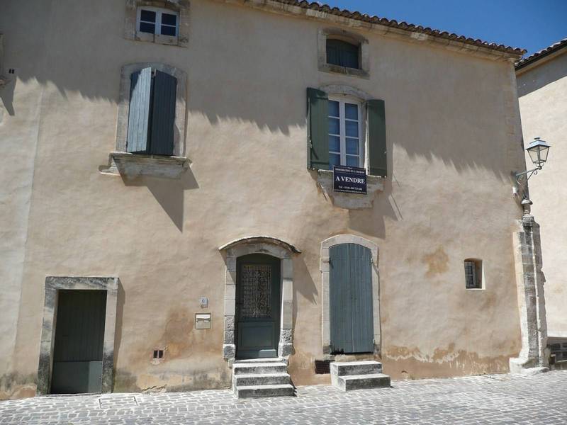 Menerbes demeure de village avec terrasse à la vente