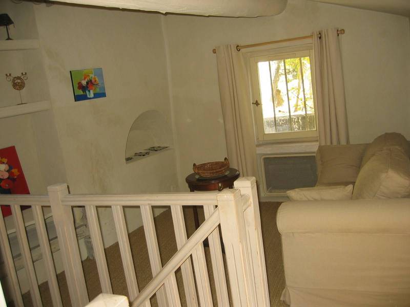 Maison en pierre à vendre à Menerbes au centre du village avec cour intérieure jardin et une belle vue sur la Montagne du Luberon