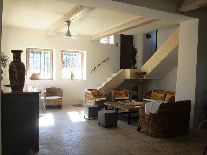 Salon avec accès direct vers la terrasse et le jardin