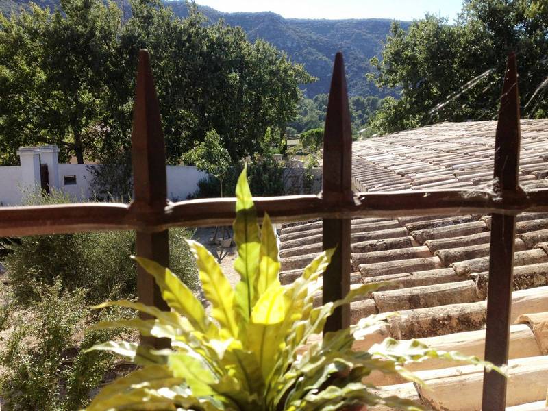Maison en Pierre à vendre à Maubec, ancienne magnanerie restaurée avec jardfin et belle vue