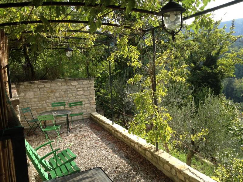 Jardin en restanques plein sud dans cette propriété en vente à Menerbes