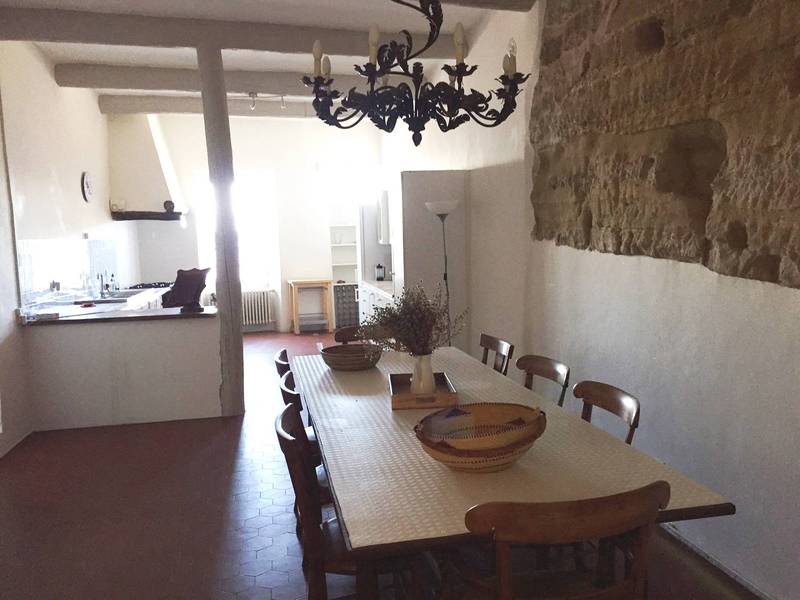 Menerbes maison de village à la vente avec vaste suite avec sa terrasse