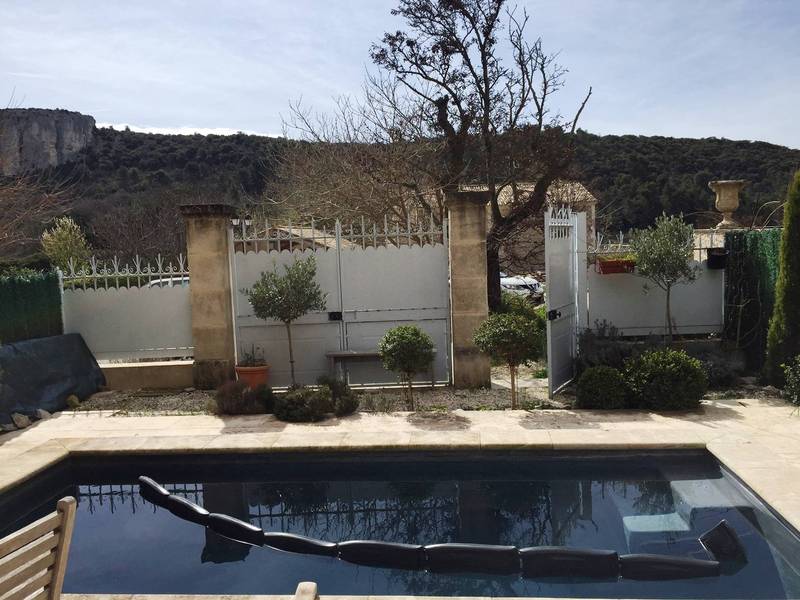 Cour intérieure et piscine dans cette maison à vendre près de Gordes