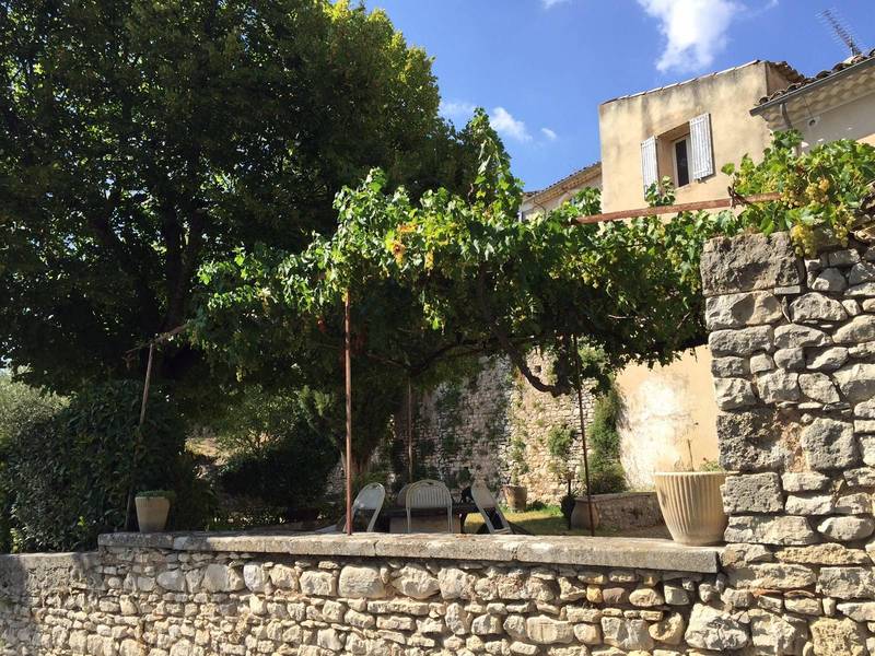 Maison de village avec jardin et piscine près de Gordes