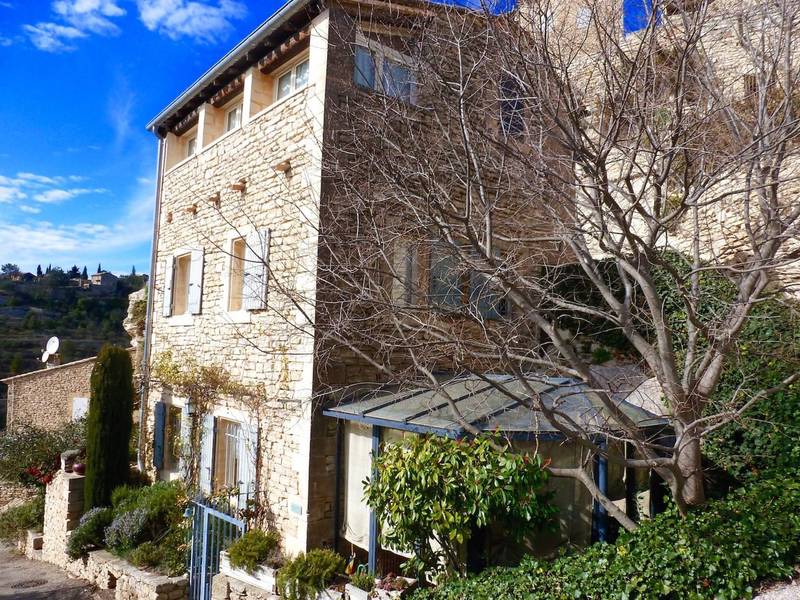 Vue panoramique dans cette maison en vente à Gordes
