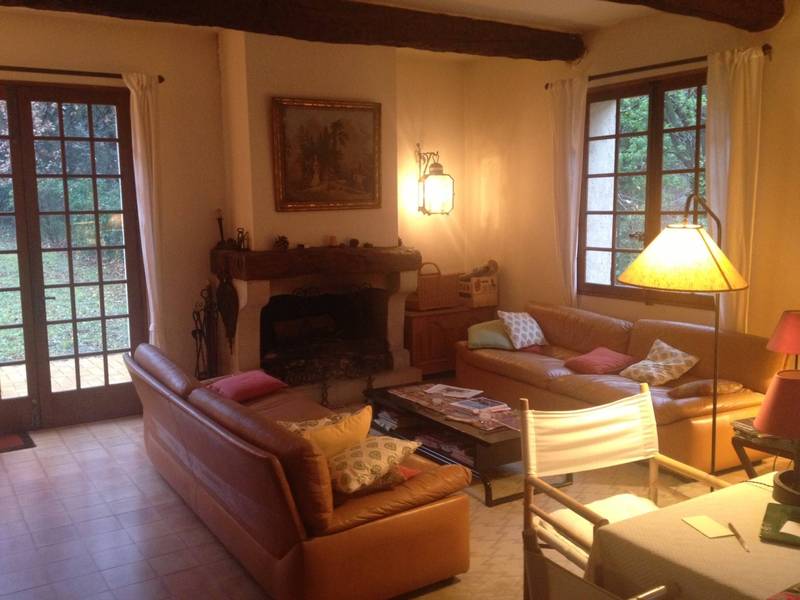 salon avec cheminée dans cette maison de village à vendre à Séguret