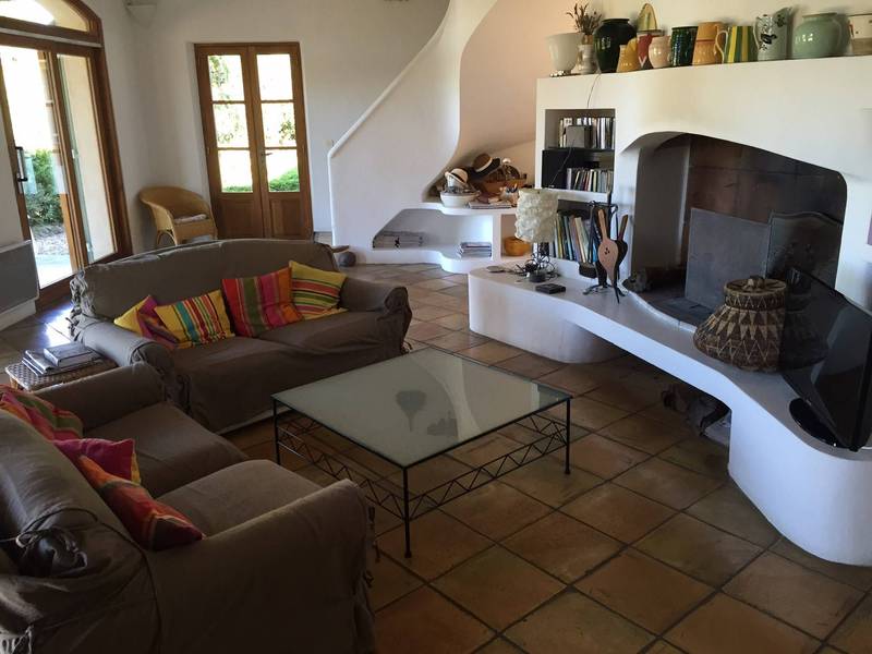 Maison contemporaine de plain-pied à vendre à Menerbes, avec jardin piscine et vue panoramique