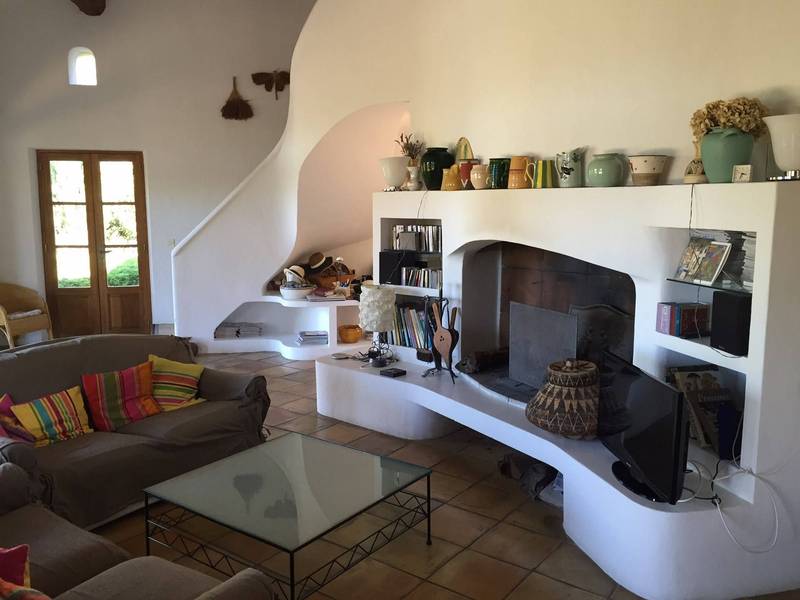Maison contemporaine de plain-pied à vendre à Menerbes, avec jardin piscine et vue panoramique