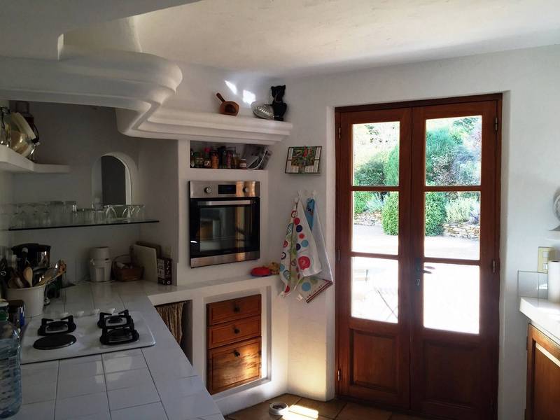 Maison contemporaine de plain-pied à vendre à Menerbes, avec jardin piscine et vue panoramique
