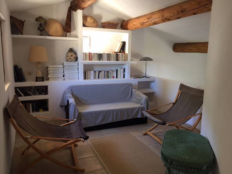 Maison contemporaine de plain-pied à vendre à Menerbes, avec jardin piscine et vue panoramique