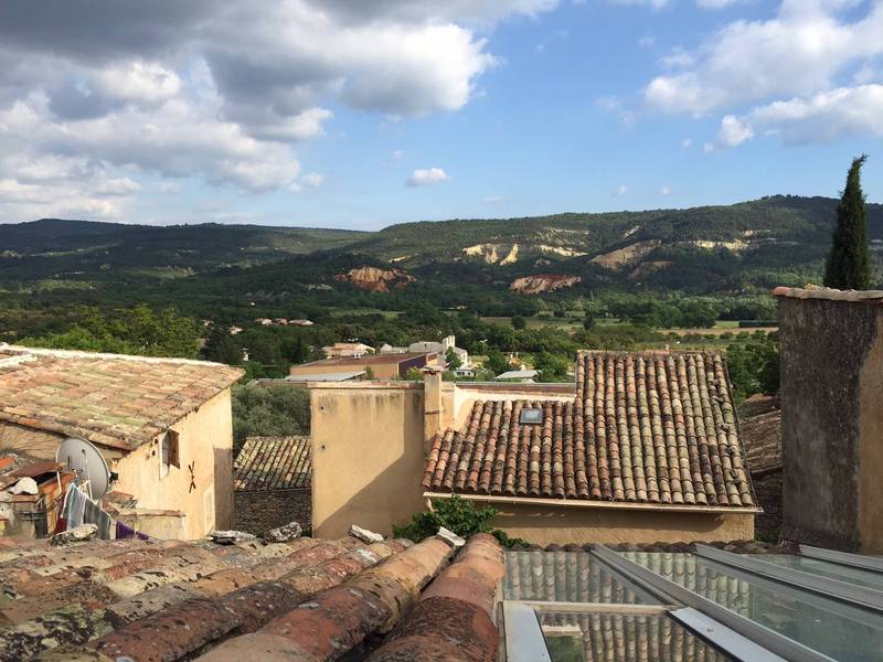 Maison de village à vendre à Rustrel dans le Luberon avec une cour intérieure et une piscine