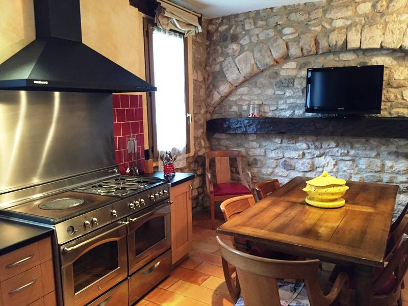Maison de village à vendre à Rustrel dans le Luberon avec une cour intérieure et une piscine