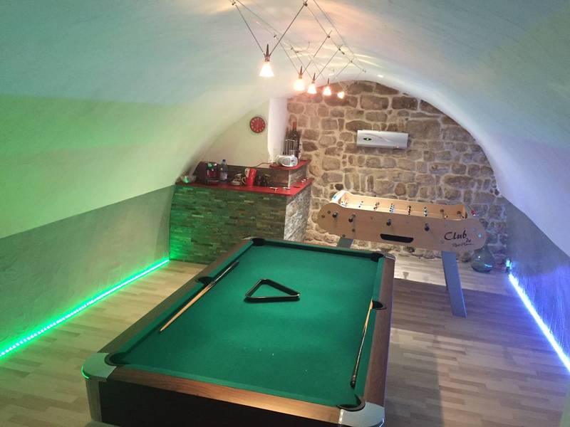 Maison de village à vendre à Rustrel dans le Luberon avec une cour intérieure et une piscine