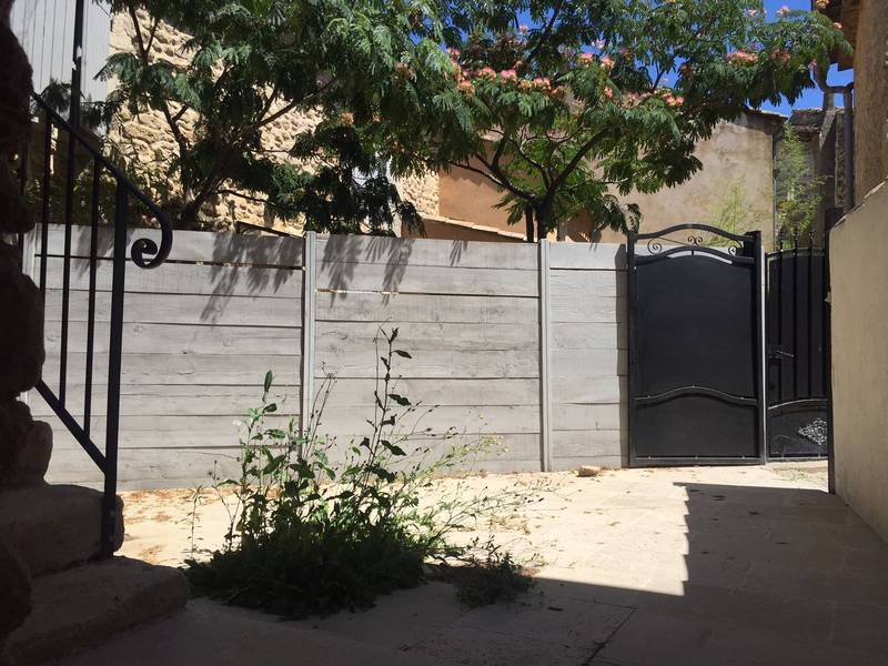 Maison de hameau restaurée à vendre à Oppède avec jardin et piscine