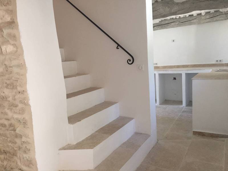 Maison de hameau restaurée à vendre à Oppède avec jardin et piscine