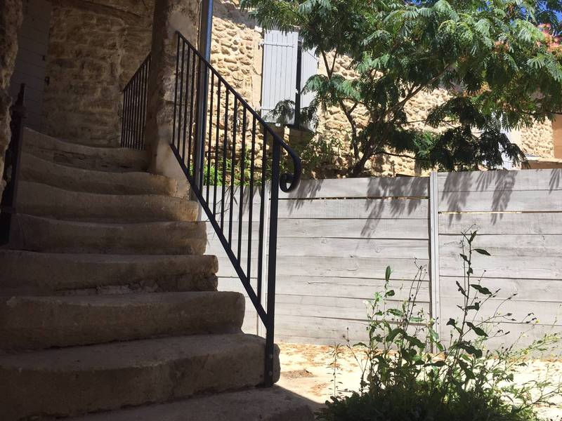 Maison de hameau restaurée à vendre à Oppède avec jardin et piscine