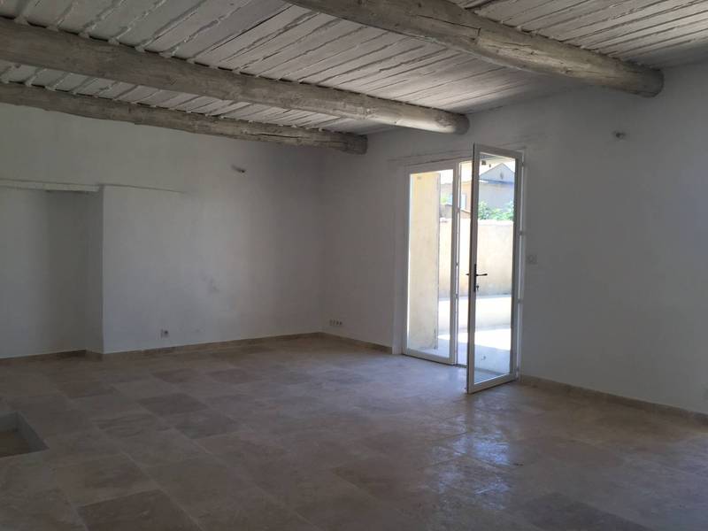 Maison de hameau restaurée à vendre à Oppède avec jardin et piscine