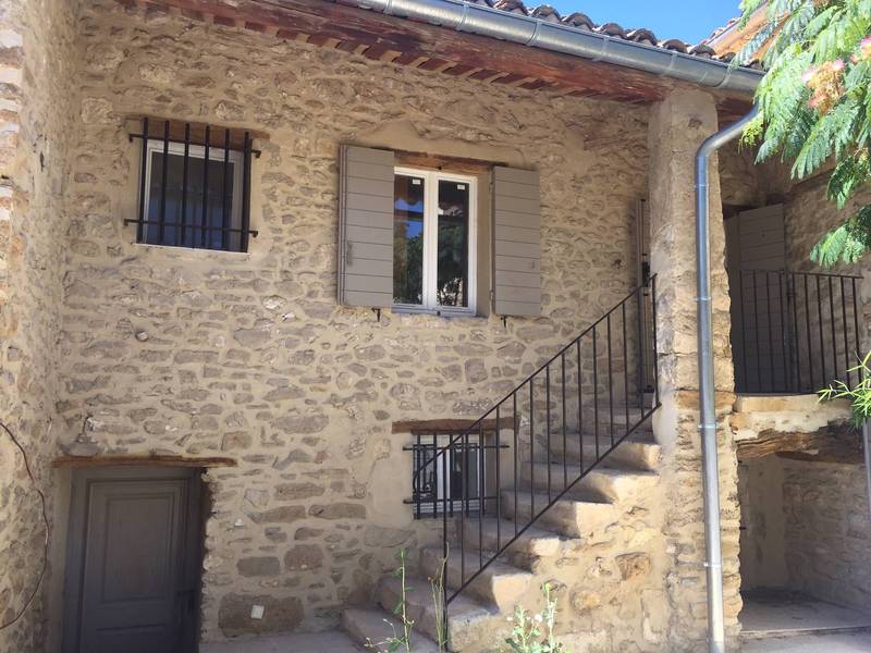 Maison de hameau restaurée à vendre à Oppède avec jardin et piscine