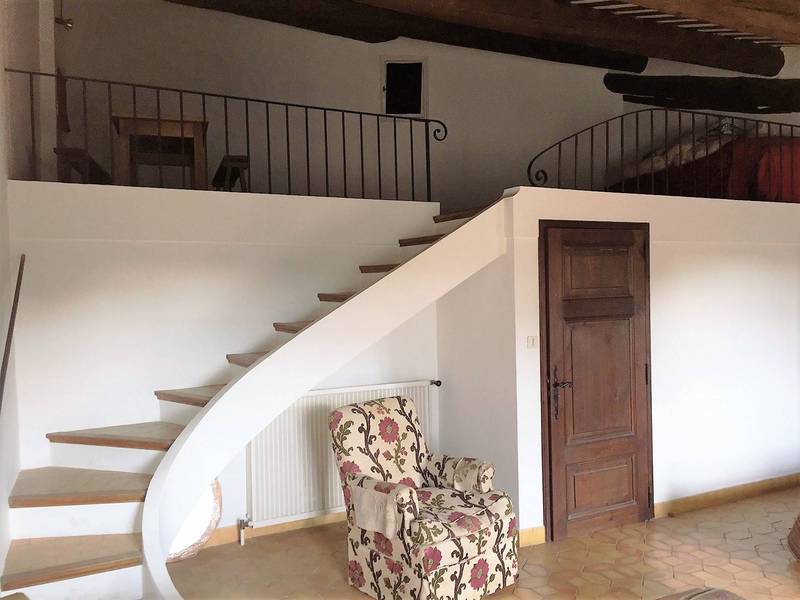 Maison de village de caractère à vendre à Roussillon avec terrasse et jardin