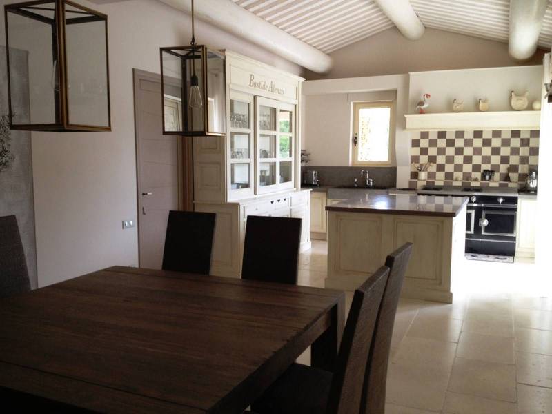 A vendre propriété de prestige à Lacoste avec espace cuisine ouverte entièrement équipée salle à manger