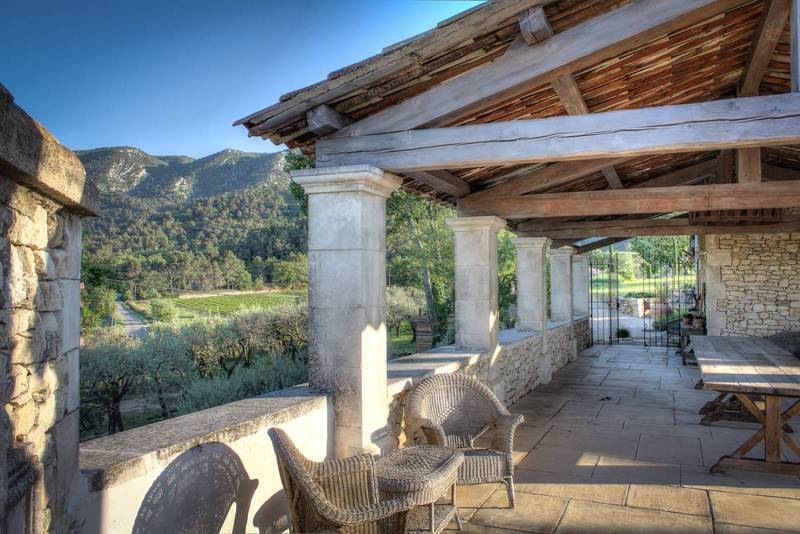 Salle à manger d'été avec vue panoramique