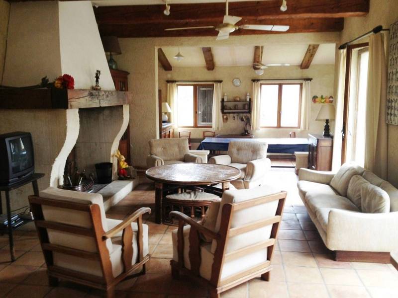 salon avec cheminée dans cette maison à vendre à Lacoste