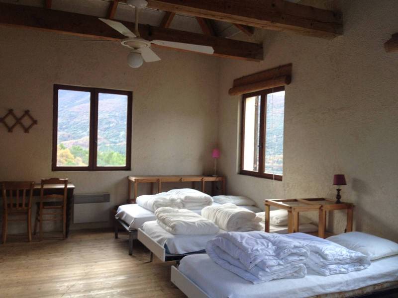 Maison provençale à vendre à Lacoste avec piscine, tennis et vue panoramique