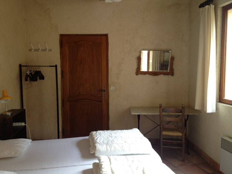 Maison provençale à vendre à Lacoste avec piscine, tennis et vue panoramique