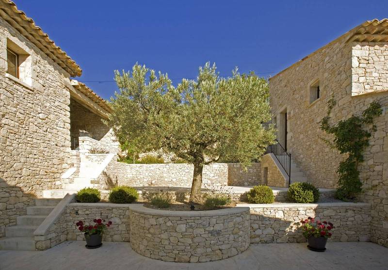 Maison en pierre restaurée en vente dans le Luberon