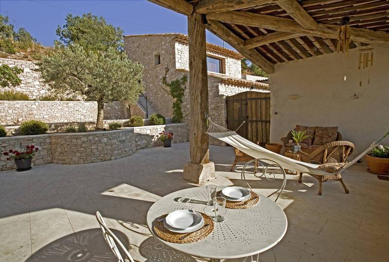 Auvent salle à manger d'été avec superbe vue dans cette maison à vendre à Simiane la Rotonde